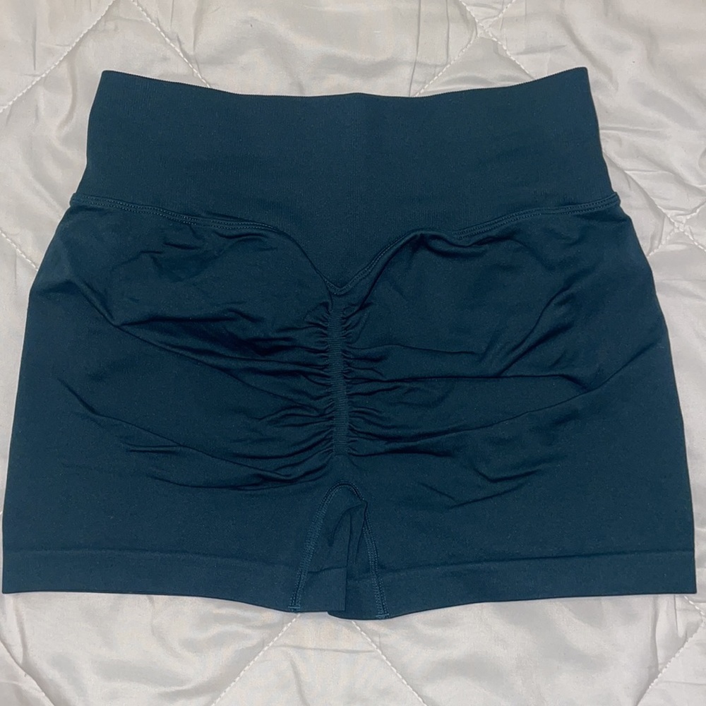 SCRUNCH BOOTY SHORT SHORTS!